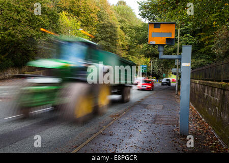 Troubles de la circulation, les véhicules routiers ; l'accélération du trafic Internet de FIRE@Will, Compteur de passage Speed Camera, centre-ville Penwortham, Preston, Lancashire, UK Banque D'Images