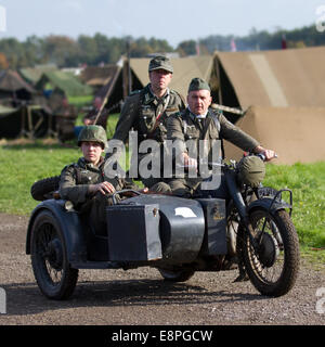 BMW R75 Vintage World War II, Seconde Guerre mondiale, Seconde Guerre mondiale, WW2 moto WH-343 633, avec voiture latérale, monté par des soldats allemands au Pickering WWar Weekend Banque D'Images