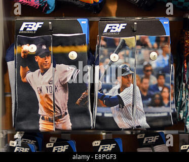 Chaussettes avec des images de Derek Jeter pour la vente au magasin Foot Locker de Roosevelt Field à Garden City, Long Island, New York. Banque D'Images