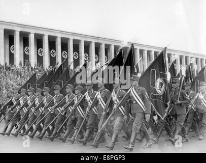 Rallye de Nuremberg 1936 à Nuremberg, Allemagne - les membres du Service du travail de Reich (RAD) portent des drapeaux lorsqu'ils passent devant la tribune sur le terrain de Zeppelin, sur les lieux de rassemblement du parti nazi. Défauts de qualité dus à la copie historique) Fotoarchiv für Zeitgeschichtee - PAS DE SERVICE DE FIL - Banque D'Images