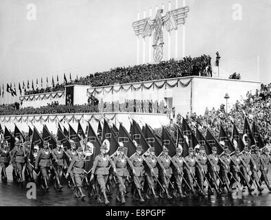 Rallye de Nuremberg 1935 à Nuremberg, Allemagne - membres du Reichsarbeitsdienst (Reich Labor Service, RAD) mars après la tribune nouvellement érigée sur Zeppelin Field pendant un appel nominal. (Défauts de qualité dus à la copie historique de l'image) Fotoarchiv für Zeitgeschichtee - PAS DE SERVICE DE FIL - Banque D'Images