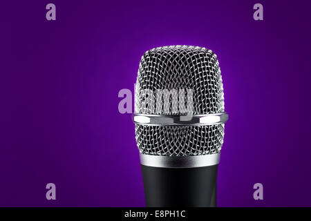 Microphone sans fil libre sur fond violet Banque D'Images