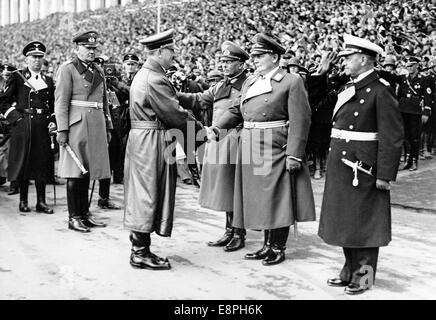 Rallye de Nuremberg 1937 à Nuremberg, Allemagne - lieux de rassemblement du parti nazi - Adolf Hitler accueille les commandants en chef des branches de la Wehrmacht allemande (forces armées) à l'occasion des manifestations de Wehrmacht sur Zeppelin Field. L-R général amiral Erich Raeder, colonel général Hermann Goering et colonel général Freiherr Werner von Fritsch. À gauche d'Hitler : le maréchal Werner von Blomberg (2-L), ministre de Reich de la guerre, et l'adjudant-chef d'Hitler Julius Schaub (L). (Défauts de qualité dus à la copie historique de l'image) Fotoarchiv für Zeitgeschichtee - PAS DE SERVICE DE FIL - Banque D'Images