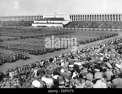 Rallye de Nuremberg 1936 à Nuremberg, Allemagne - appel au régime du service du travail de Reich (RAD) devant la tribune sur Zeppelin Field, sur le terrain du rassemblement du parti nazi. (Défauts de qualité dus à la copie historique de l'image) Fotoarchiv für Zeitgeschichtee - PAS DE SERVICE DE FIL - Banque D'Images