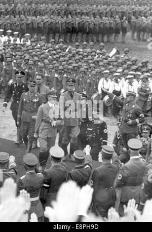 Rallye de Nuremberg à Nuremberg, Allemagne - arrivée d'Adolf Hitler pour la pose de la pierre de fondation du stade allemand sur les lieux de rassemblement du parti nazi. (Défauts de qualité dus à la copie historique de l'image) Fotoarchiv für Zeitgeschichtee - PAS DE SERVICE DE FIL - Banque D'Images