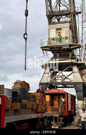 Reconstitution de 1950 chargement / déchargement du fret routier britannique Bristol Services camion grues de chargement docks à M Shed Banque D'Images