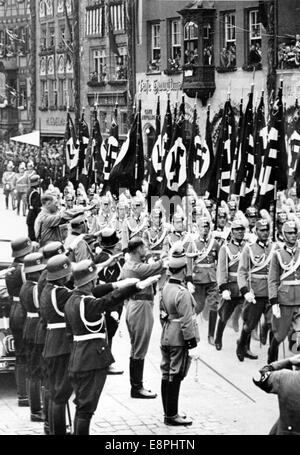 Rallye de Nuremberg à Nuremberg, Allemagne - Adolf Hitler se tient dans une voiture et prend le salut lors d'un défilé de la police en uniforme sur la place Adolf-Hitler. Le chef de la police allemande Kurt Daliege se trouve en face d'Hitler, à droite le chef de Reich du Schutzstaffel (SS) Heinrich Himmler et le ministre de Reich Rudolf Hess. (Défauts de qualité dus à la copie historique de l'image) Fotoarchiv für Zeitgeschichtee - PAS DE SERVICE DE FIL - Banque D'Images