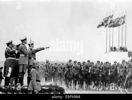 Rallye de Nuremberg 1937 à Nuremberg, Allemagne - lieux de rassemblement du parti nazi - démonstration par les forces armées nazies (Wehrmacht) sur Zeppelin Field, ici mars-passé de la cavalerie devant Adolf Hitler (à droite, sur le podium), ministre de la guerre Werner von Blomberg (deuxième de droite, sur le podium) Et le colonel général Hermann Goering (à gauche, sur le podium). (Défauts de qualité dus à la copie historique de l'image) Fotoarchiv für Zeitgeschichtee - PAS DE SERVICE DE FIL - Banque D'Images