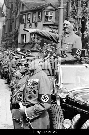 Rallye de Nuremberg 1937 à Nuremberg, Allemagne - Adolf Hitler salue le passé de marche du Sturmabteilung (sa) sur la place Adolf-Hitler. Devant Hitler: commandant de l'AS Viktor Lutze (L), le ministre de Reich Hermann (2-R) et le fonctionnaire de l'sa Franz von Pfeffer. (Défauts de qualité dus à la copie historique de l'image) Fotoarchiv für Zeitgeschichtee - PAS DE SERVICE DE FIL - Banque D'Images