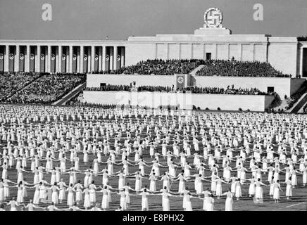 Rallye de Nuremberg à Nuremberg, Allemagne - manifestations à l'occasion de « la communauté » sur le champ de Zeppelin, ici 5 000 membres de la Ligue des filles allemandes (BDM) présentent des danses folkloriques. En arrière-plan, la tribune. (Défauts de qualité dus à la copie historique de l'image) Fotoarchiv für Zeitgeschichtee - PAS DE SERVICE DE FIL - Banque D'Images