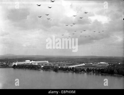 Rallye de Nuremberg 1938 à Nuremberg, Allemagne - répétitions de la Wehrmacht allemande (forces armées) avant les manifestations du 'Wehrmacht Day', ici, les ailes de l'armée de l'air survolent Zeppelin Field sur les lieux de rassemblement du parti nazi. À droite, le « stadium de la jeunesse hitlérienne ». (Défauts de qualité dus à la copie historique de l'image) Fotoarchiv für Zeitgeschichtee - PAS DE SERVICE DE FIL - Banque D'Images