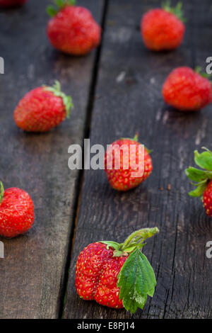 Fraises rouges frais sur la vieille table en bois Banque D'Images