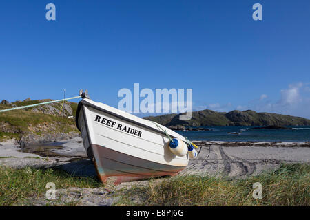 Bateau sur la plage dans le petit village côtier de projets, Isle Of Lewis Hebrides Scotland UK Banque D'Images