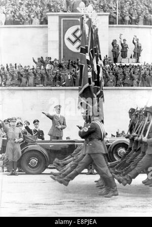 Rallye de Nuremberg à Nuremberg, Allemagne - Mars-passé du Reich Labor Service (RAD) passé Adolf Hitler devant la tribune sur Zeppelin Field au lieu de rassemblement du parti nazi. À gauche, le ministre Reich Rudolf Hess. (Défauts de qualité dus à la copie historique de l'image) Fotoarchiv für Zeitgeschichtee - PAS DE SERVICE DE FIL - Banque D'Images