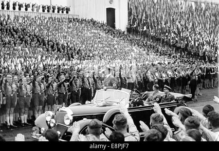 Rallye de Nuremberg 1938 à Nuremberg, Allemagne - Adolf Hitler passe devant et accueille les membres de la Jeunesse d'Hitler à l'occasion de l'appel de la Jeunesse d'Hitler (HJ) au 'Stadium of the Hitler Youth' sur les lieux de rassemblement du parti nazi. (Défauts de qualité dus à la copie historique de l'image) Fotoarchiv für Zeitgeschichtee - PAS DE SERVICE DE FIL - Banque D'Images