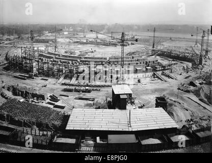 Travaux de construction sur les fondations de la salle de congrès sur la zone du rallye de Nuremberg à Nuremberg, Allemagne, juillet 1937. La pose de la pierre de fondation a eu lieu en 1935, mais le bâtiment n'a pas été achevé. Fotoarchiv für Zeitgeschichtee - PAS DE SERVICE DE FIL – Banque D'Images