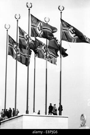 Rallye de Nuremberg 1937 à Nuremberg, Allemagne - les drapeaux de guerre allemands de Reich (Reichskriegsflagge) flottent à l'occasion du « Wehrmacht Day » sur le stand de Zeppelin Field, sur les lieux de rassemblement du parti nazi. Fotoarchiv für Zeitgeschichtee - PAS DE SERVICE DE VIREMENT - Banque D'Images