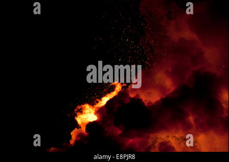 Grand feu contre un ciel noir d'une nuit d'Faire des formes incroyables Banque D'Images