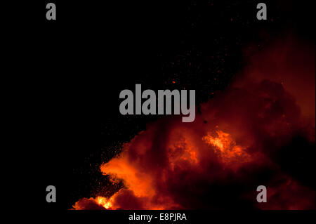 Grand feu contre un ciel noir d'une nuit d'Faire des formes incroyables Banque D'Images