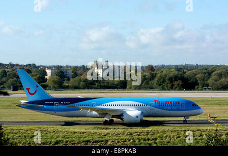 Thomson Boeing 787 Dreamliner le roulage à l'aéroport de Birmingham, UK Banque D'Images