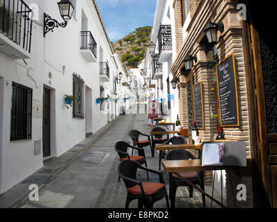 Des tables et des chaises à l'extérieur d'un restaurant dans une rue latérale à Mijas, Andalousie, Espagne Banque D'Images