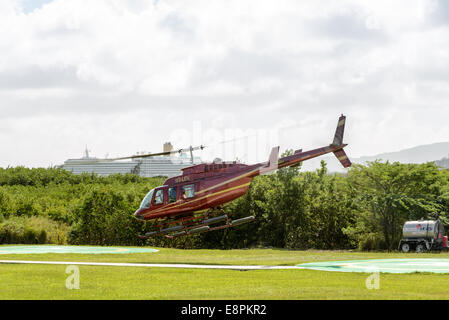 Caraïbes hélicoptère Bell 206L, Long-Ranger Fort Road, St John's, Antigua Banque D'Images