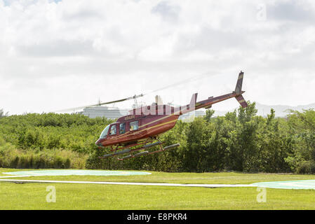 Caraïbes hélicoptère Bell 206L, Long-Ranger Fort Road, St John's, Antigua Banque D'Images