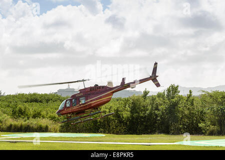 Caraïbes hélicoptère Bell 206L, Long-Ranger Fort Road, St John's, Antigua Banque D'Images