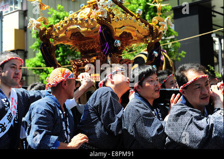 Les participants du festival 'porter' Omikoshi - un sanctuaire Shinto portable qui porte la divinité locale lors de festivals. Banque D'Images