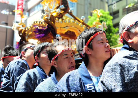 Les participants du festival 'porter' Omikoshi - un sanctuaire Shinto portable qui porte la divinité locale lors de festivals. Banque D'Images