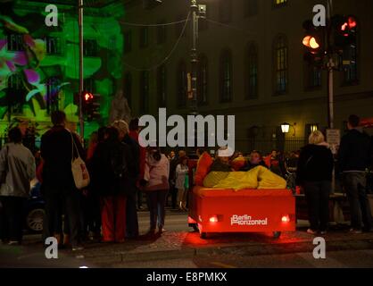 Berlin Allemagne 11 Oct 2014. Tourisme & rester dans son lit à 'La Fête des Lumières." Des milliers de visiteurs inscrivez-vous dans ce ans thème captivant célébrant les "couleurs de la joie." Le festival lumière transforme certains de Berlin les plus célèbres bâtiments et monuments artistiquement dans un monde enchanteur plein de lumière créative de l'art, l'un des plus grands festivals d'éclairage fonctionne à partir de la 10ème-19ème Crédit Octobre : Suzanne Kirstein/Alamy Live News Banque D'Images