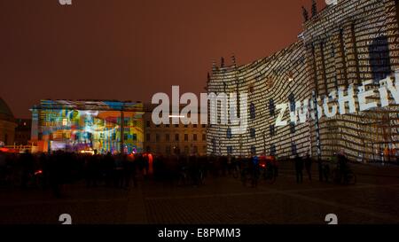 Berlin Allemagne 11 Oct 2014. L'hôtel de luxe de Rome et l'ancienne Bibliothèque des milliers éblouissante à 'La Fête des Lumières." donnant sur la place Bebelplatz dans l'ancien Berlin-Est et célèbre le thème de cette année "Les couleurs de la joie." L'un des plus gros festivals de lumière transforme une partie de la célèbre les bâtiments et monuments historiques dans un monde enchanteur artistiquement plein de lumière créative de l'art, à partir de la 10ème-19ème Crédit Octobre : Suzanne Kirstein/Alamy Live News Banque D'Images