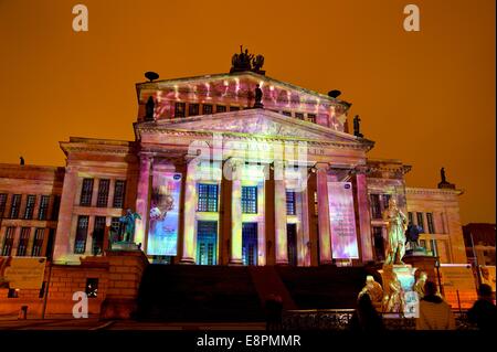 Berlin Allemagne 11 octobre 2014. Le Konzerthaus dans le Gendarmenmarkt, Berlin, qui accueille des milliers de personnes avec des œuvres d'art vidéo spectaculaires au Festival des lumières. Le thème de cette année « couleurs de la joie » transforme certains des monuments et bâtiments les plus célèbres de Berlins en un monde artistiquement enchanteur plein d'art lumineux créatif, l'un des plus grands festivals d'illumination du monde du 10 au 19 octobre Credit: Suzanne Kirstein/Alay Live News Banque D'Images