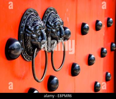 Heurtoirs anciens et modernes gros plan de verrouillage à Taiwan Banque D'Images