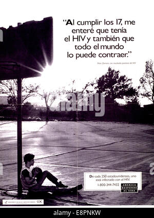 Affiche en noir et blanc. Affiche entière est une reproduction de demi-teinte d'un b&amp;w photo montrant un jeune homme assis sur un terrain de basket-ball Banque D'Images