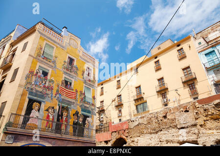 Barcelone, Espagne - 16 août 2014 : façade de maison avec la peinture sur le mur. Plaça dels Sedassos, partie ancienne de Tarragone Banque D'Images