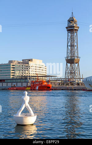 Barcelone, Espagne - 27 août 2014 : vista avec vue sur le port et la tour de téléphérique de Montjuïc sculpture blanc sur la bouée Banque D'Images