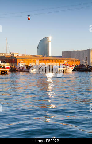 Barcelone, Espagne - 27 août 2014 : le port de Barcelone avec tour de bureaux modernes et cabine de téléphérique dans le ciel Banque D'Images