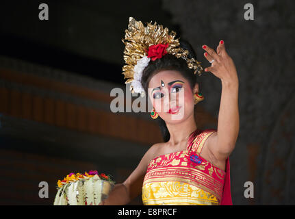 Close-up danseuse danse Pendet Ubud Bali Indonésie Banque D'Images