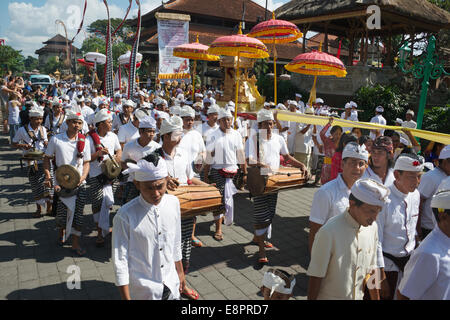 Les musiciens de gamelan en procession Ubud Bali Indonésie Banque D'Images