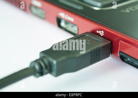 Câble USB connecté à un ordinateur portable - noir sur fond blanc Banque D'Images