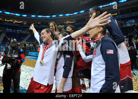 Istanbul, Turquie. 05Th Oct, 2014. Womens International FIBA basket-ball finale aux championnats du monde. L'Espagne par rapport aux États-Unis d'Amérique. L'équipe américaine de célébrer leur victoire. © Plus Sport Action/Alamy Live News Banque D'Images