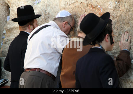 Fidèles juifs prier au Mur Occidental à Jérusalem-Est Banque D'Images