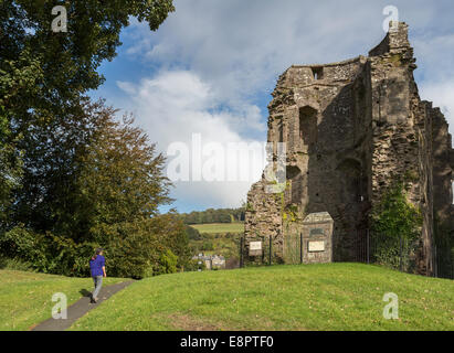 Personne près de ruines du château de Crickhowell, Powys, Wales, UK Banque D'Images