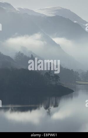 Dérive du brouillard entre les montagnes le long de la rive du lac Ullswater. Banque D'Images