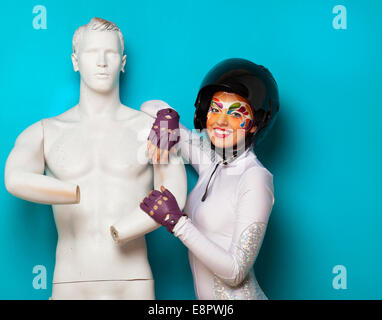 Portrait d'une belle jeune modèle avec creative lumineux composent avec casque et mannequin masculin Banque D'Images