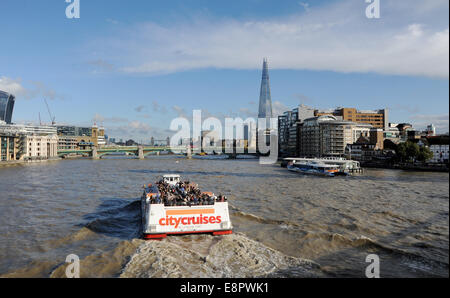 Londres UK - touristes sur un bateau de croisière sur la Tamise Banque D'Images