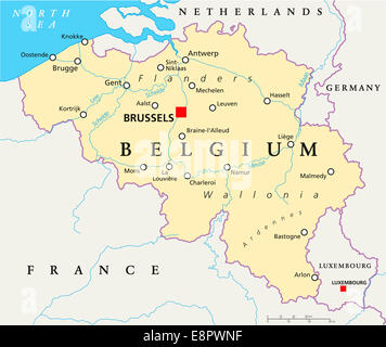 Carte Politique de la Belgique avec Bruxelles capitale, les frontières nationales, la plupart des villes importantes et des rivières. English l'étiquetage et à l'échelle. Banque D'Images