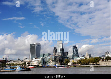 Vue sur la Tamise vers la ville de Londres montrant des bâtiments connus comme les talkie walkie (gauche) la râpe à fromage Banque D'Images