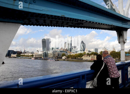 Londres Royaume-Uni - les visiteurs regardant de Tower Bridger à travers la Tamise vers la ville Banque D'Images